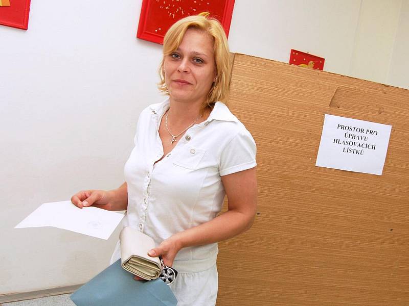 Volby v okrese Louny. V Žatci na tamní poliklice hlasovala také Naděžda Demeterová.