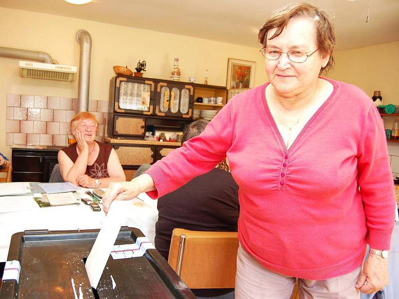 Volby v okrese Louny. Ve Rvenicích u Postoloprt měli netradiční volební místnost, tamní občané hlasovali v rodinném domě. V letní kuchyni využila své hlasovací právo i Věra Musilová.
