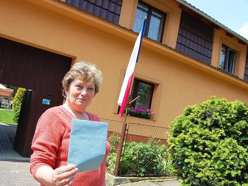 Volby v okrese Louny. Ve Rvenicích u Postoloprt měli netradiční volební místnost, tamní občané hlasovali v rodinném domě. Do příjemného prostředí letní kuchyně lákala voliče členka komise Marie Pilíková.