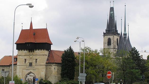 Dvě nejvýraznější dominanty Loun - Žatecká brána a kostel sv. Mikuláše