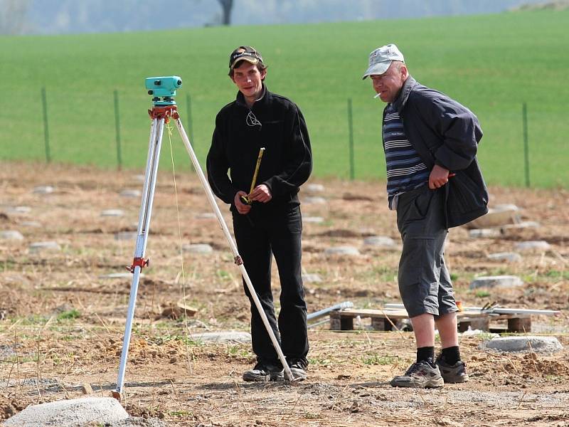 Stavba fotovoltaické elektrárny u Zbrašína