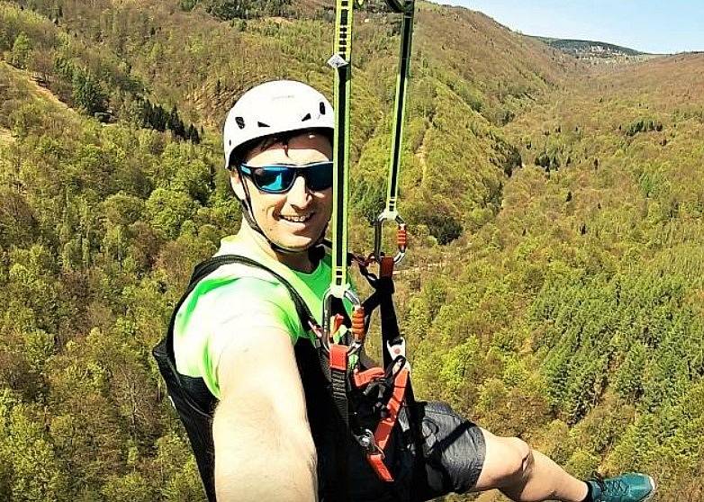 Ve Sport areálu Klíny můžete zažít adrenalinovou zábavu zipline (lanový skluz).