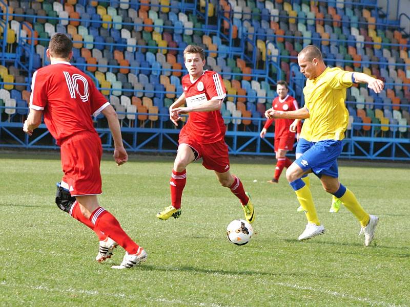 Blšany (ve žlutém) v sobotu porazili tým Hrobců 2:1 a příkladně se rvou o záchranu.