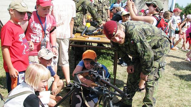 Děti si mohly prohlédnout pravé zbraně vojáků