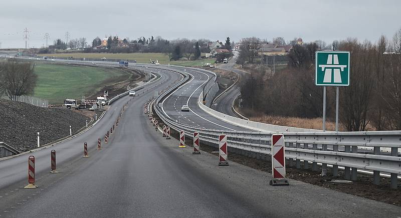 Zprovoznění úseku nové dálnice D7 u Panenského Týnce na Lounsku. Ilustrační foto.