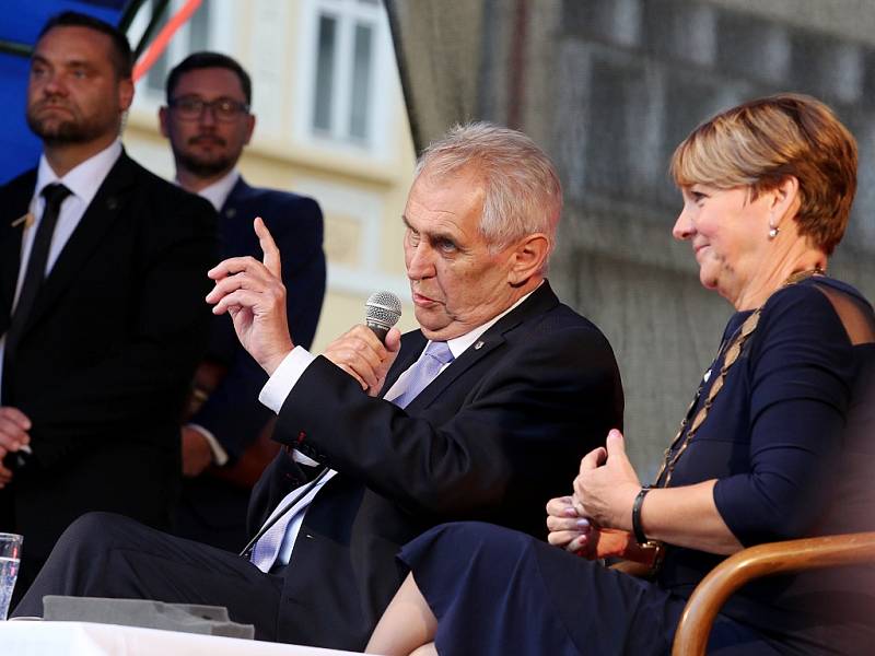 Prezident Miloš Zeman na návštěvě Žatce. Vpravo tamní starostka Zdeňka Hamousová
