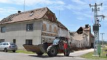 Stebno. Čtyři dny po ničivé bouři. Poničené střechy domů jsou provizorně zakryté plachtami, ve vesnici se dokončuje úklid. Teď se začne opravovat.