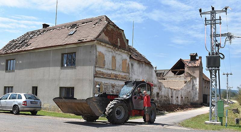 Stebno. Čtyři dny po ničivé bouři. Poničené střechy domů jsou provizorně zakryté plachtami, ve vesnici se dokončuje úklid. Teď se začne opravovat.