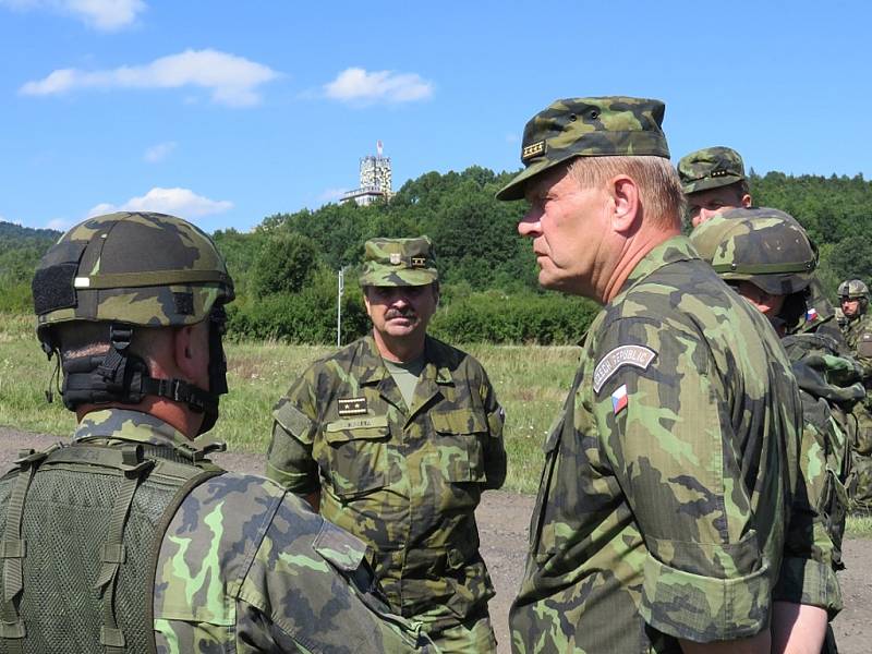 Plukovník Náhončík seznamuje generály Bečváře a Kaletu s průběhem cvičení.