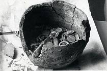Unikátní fotografie pokladu pořízená Helmutem Preidelem z 30. dubna 1937 zachycující původní nálezový stav žateckého pokladu ještě před vyjmutím zbývajících předmětů z nádoby.