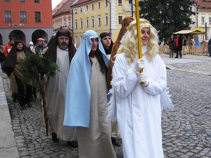 Průvod s herci prochází v centru Žatce do kostela Nanebevzetí Panny Marie