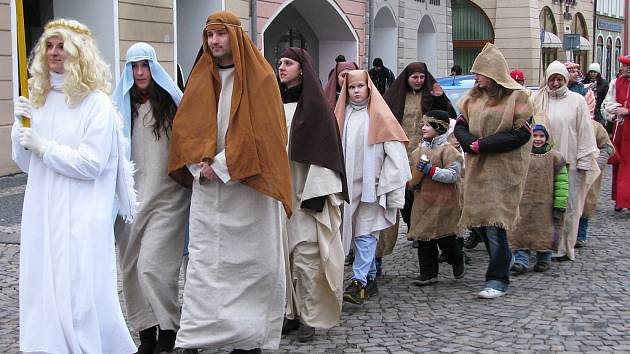 Průvod s herci prochází v centru Žatce do kostela Nanebevzetí Panny Marie