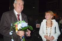 Miloš Zeman při návštěvě v Žatci v roce 2013 se starostkou města Zdeňkou Hamousovou.