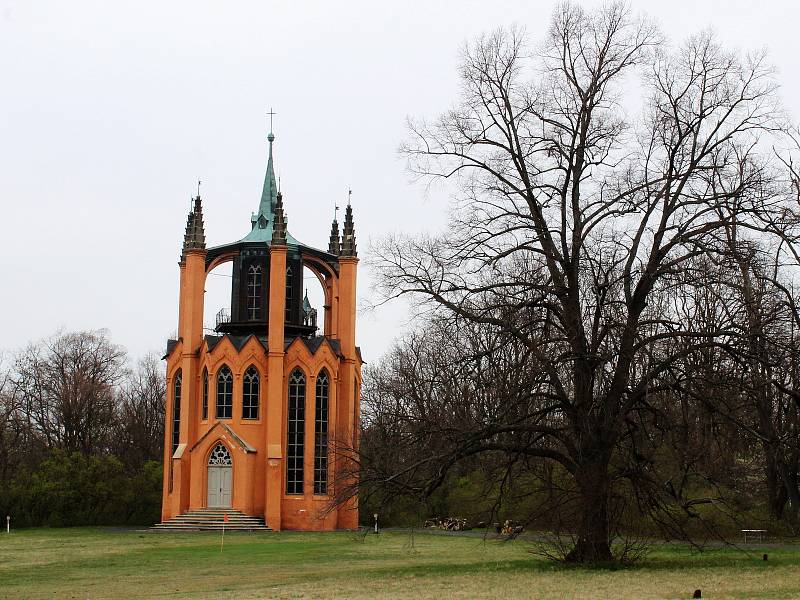 Krásnodvorský zámecký park. Novogotický templ