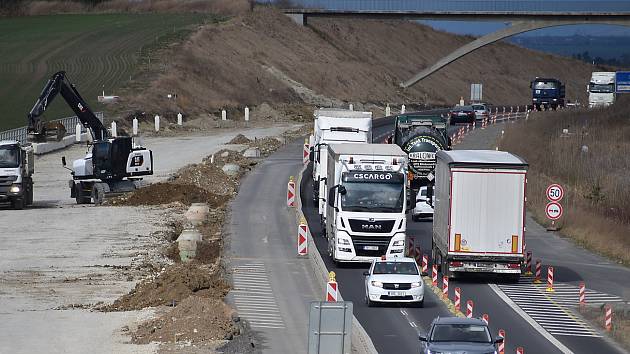 Stavba dálnice u Loun a Chlumčan