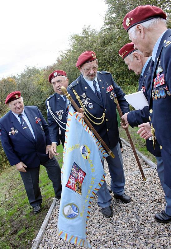 Pietní setkání k 70. výročí smrti tří sovětských výsadkářů na Mělcích u Loun