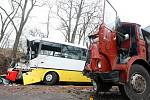 Srážka autobusu a náklaďáku u Postoloprt