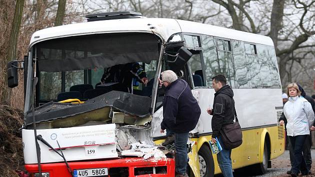 Srážka autobusu a náklaďáku u Postoloprt