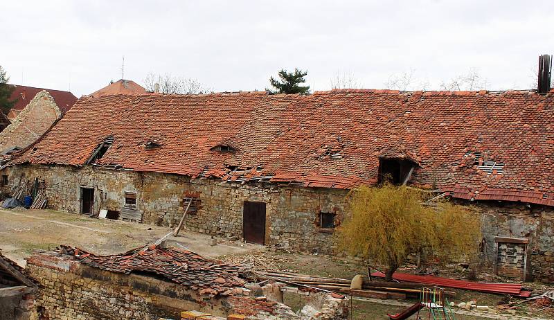 Bývalý schwarzenberský knížecí dvůr v Postoloprtech renovují manželé Konopáčovi. Už tam úspěšně funguje svatební stodola, plánů ale mají daleko více.