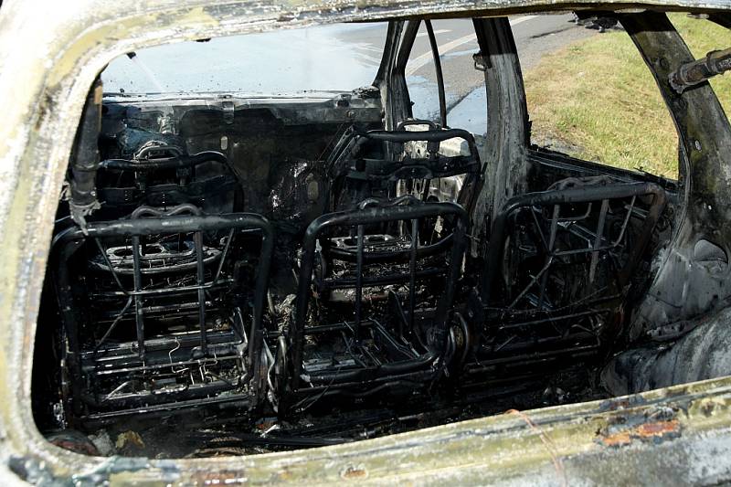 Požár zcela zničil auto na výjezdu z Loun