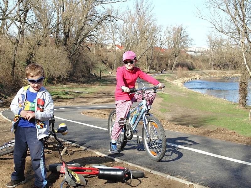 Nová cyklostezka v Žatci a první sportovci, kteří ji využili při příchodu teplých jarních dní.