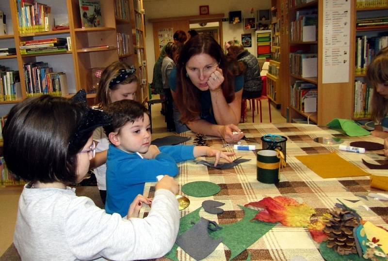 Tvořivé odpoledne v žatecké knihovně bavilo děti i rodiče.