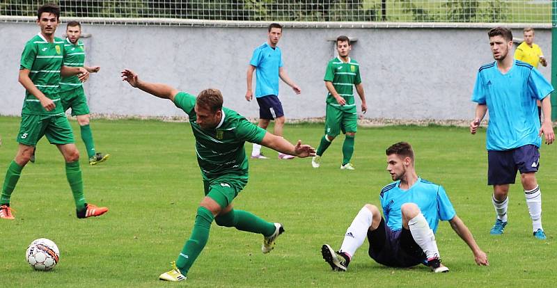 Fotbalisté Slavoje Žatec (v zeleném) porazili Modrou.