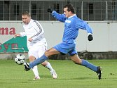 Horst Siegl (v bílém) nastřílel v zápase proti FK SIAD Souš čtyři góly. 