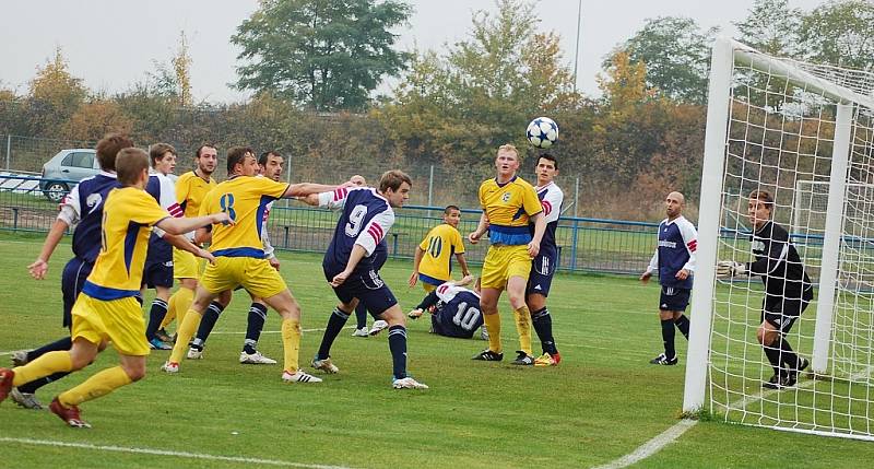 Utkání fotbalistů Dobroměřic (ve žlutém) proti Domoušicím