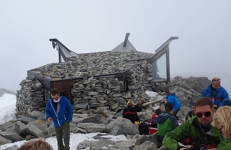 Turistická bouda na vrcholu Galdhøpiggenu