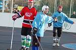 Utkání hokejbalistů Žatce (v červeném) proti Chomutovu