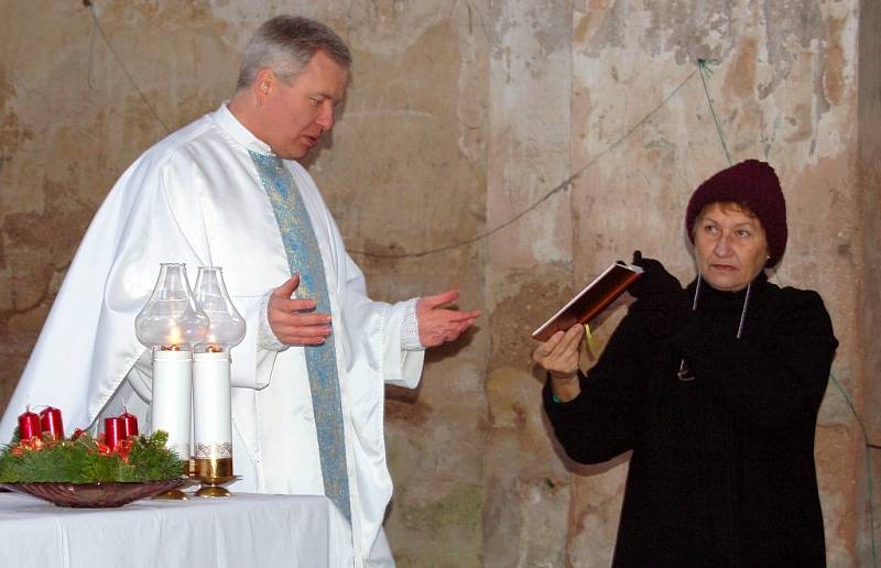 Farář Vilém Marek Štěpán sloužil slavnostní mši ve zdevastovaném kostele v Siřemi