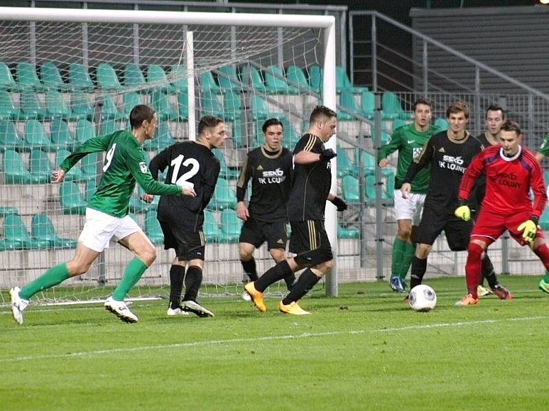 Fotbalisté Loun (v černém) prohráli na půdě Chomutova těsně 0:1.