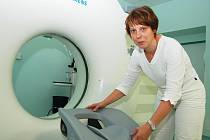 Primářka Renata Petříčková ukazuje nový počítačový tomograf v Žatci