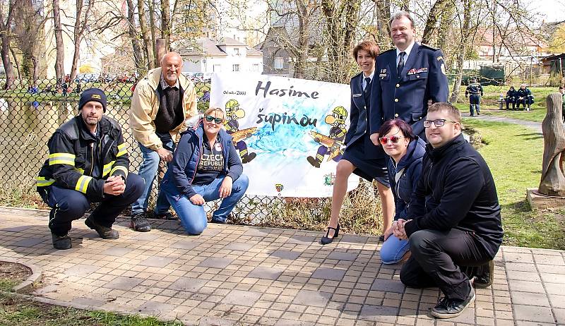 Účastníci rybářských závodů v Podbořanech z řad dobrovolných hasičů mezi sebou vybrali 34 tisíc korun na pomoc rodině Vojtíška z Vroutku.