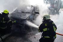 Požár osobního auta u obce Kozly.