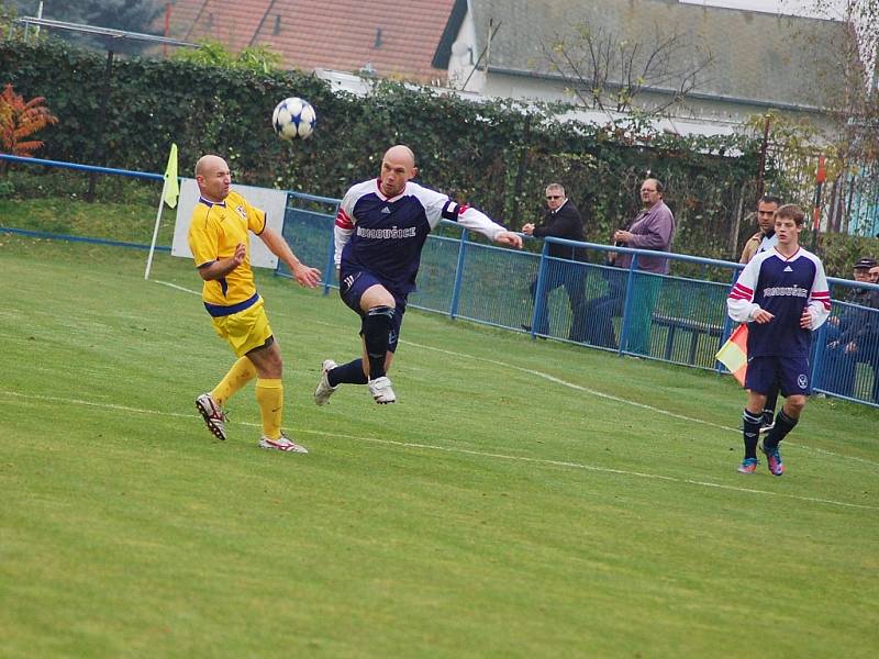 Utkání fotbalistů Dobroměřic (ve žlutém) proti Domoušicím