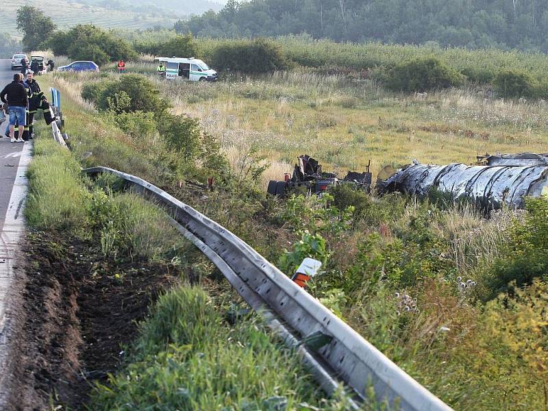 U Libčevsi havarovala cisterna, jeden člověk zahynul.