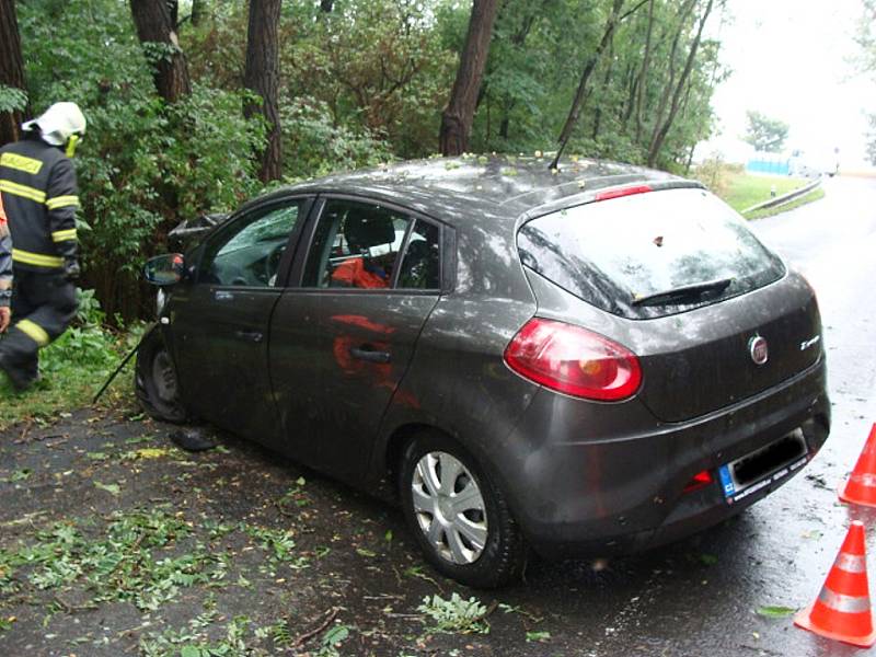 Havárie jednoho osobního vozu v kopci mezi Žatcem a Trnovany