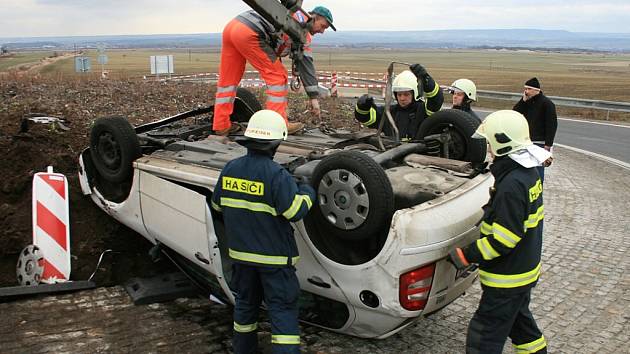 Další osobní vůz skončil v sobotu 6. prosince na kruhovém objezdu u zóny Triangle na střeše.