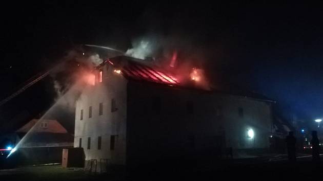 Požár v Buškovicích, kde hořela střecha fary.