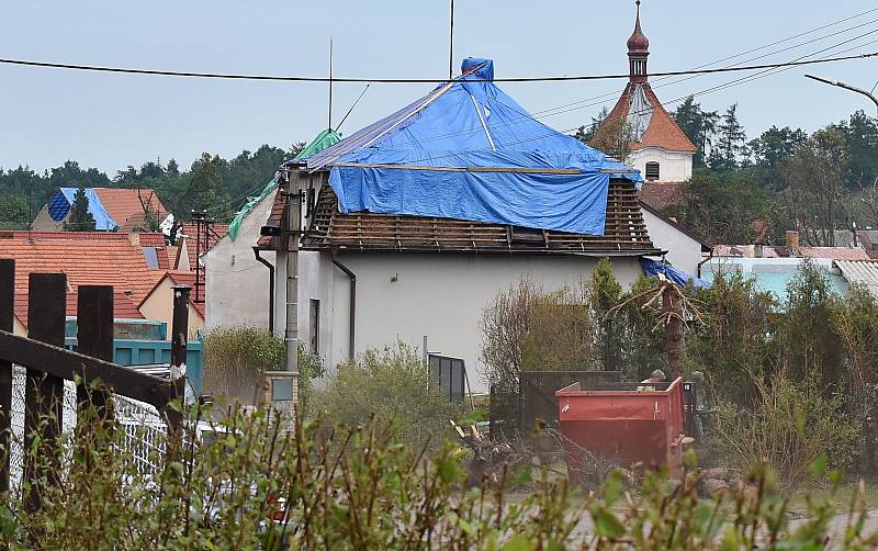 Stebno. Čtyři dny po ničivé bouři. Poničené střechy domů jsou provizorně zakryté plachtami, ve vesnici se dokončuje úklid. Teď se začne opravovat.