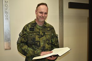 Vojákům v Žatci slouží kaple. Na snímku vojenský kaplan 4. brigády rychlého nasazení kapitán Pavel Brichta.