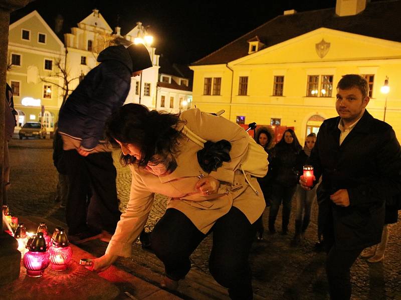 Lidé na Mírovém náměstí v Lounech zapalovali svíčky za oběti teroristických útoků v Paříži.