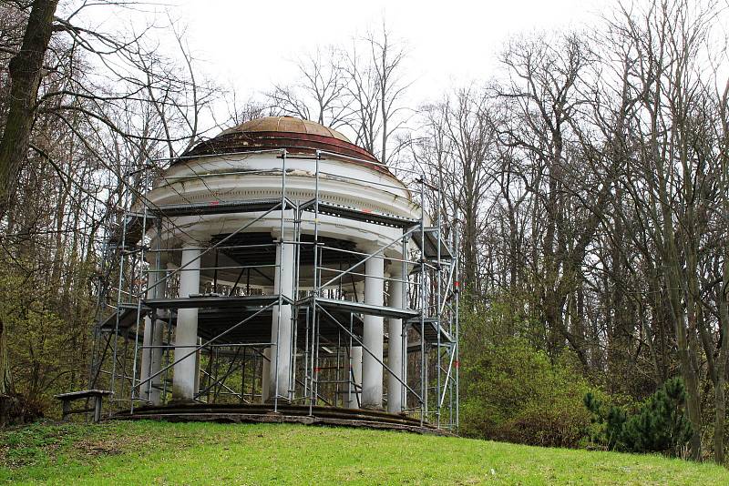 Krásnodvorský zámecký park. Gloriet prochází rekonstrukcí.