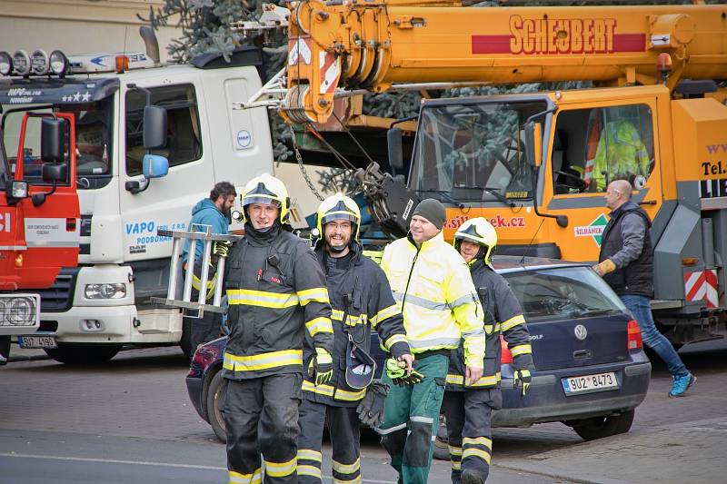 O pokácení a vztyčení vánočního stromu v Podbořanech se postarali tamní hasiči.