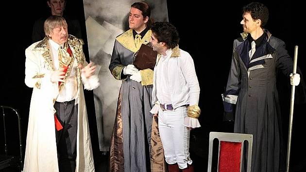 Herci z Rádobydivadla Klapý při představení Amadeus.