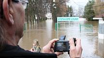 Sobota 15. ledna. Rozvodněná Ohře zalila prakticky celé lounské výstaviště