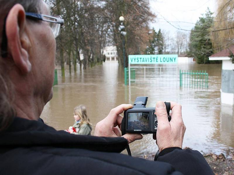 Sobota 15. ledna. Rozvodněná Ohře zalila prakticky celé lounské výstaviště