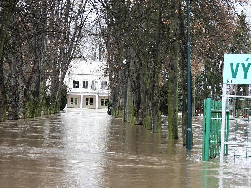 Sobota 15. ledna. Rozvodněná Ohře zalila prakticky celé lounské výstaviště